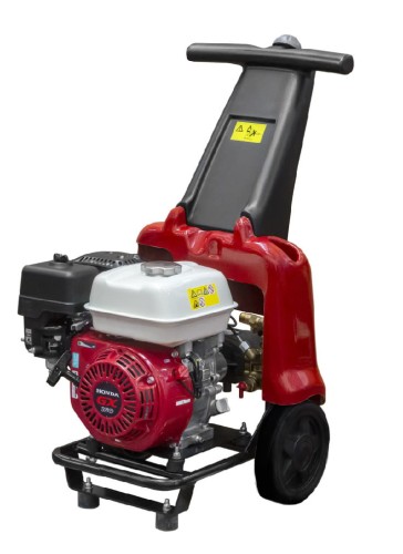 Czerwono-czarna mobilna spalinowa myjka Mazzoni KB 3001 z silnikiem Honda GX200. Ma dwie solidne tylne opony i przednie gumowe stopki.