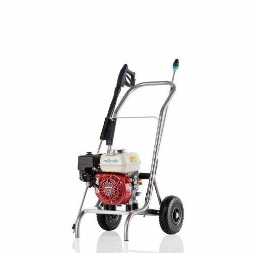 big_profi-jet-15-150-618003.jpgProfesjonalna myjka spalinowa Kranzle Profi Jet B 13-150 na wózku  . Ma otwartą ramę ze stali nierdzewnej, silnik Honda, widoczną pompę, pistolet, 2 lancę i duże, wytrzymałe koła.