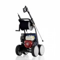 tylne ujęcie profesjonalnej myjki spalinowej Kranzle Seria B 170 T. Widoczny silnik Honda GX200, zbiornik paliwa, bęben z wężem, uchwyt na lancę oraz duże, jasne koła.