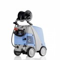 ujęcie z tyłu myjki ciśnieniowej Kranzle therm 13 130 z bębnem na wąż, solidna myjka na 4 kolach, w kolorze, widok na  podłączeń wody, obudowa w kolorze niebiesko szarym , z pistoletem i lancą-Kranzle-C-13-180.jpg