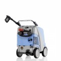 ujęcie z tyłu myjki ciśnieniowej model Kranzle-Therm-C13 180, solidna myjka na 4 kolach, w kolorze, widok na  podłączeń wody, oboudowa w kolorze niebiesko szarym , z pistoletem i lancą,  model Kranzle-Therm-C13 180