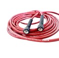Wąż ciśnieniowy w kolorze czerwonym  markowy EHRLE ,  szczegółowo pokazane końcówki węża M22, profesjonalne osłony w kolorze czarnym, chroniące końcówki M22 i wąż przed złamaniem